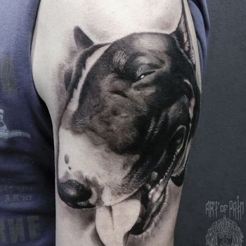 Татуировка мужская реализм на плече собака