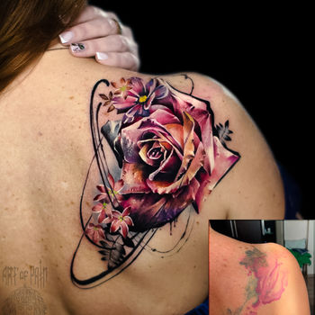 Татуировка женская реализм на лопатке роза
