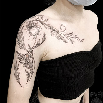 Татуировка женская графика на плече чертополох