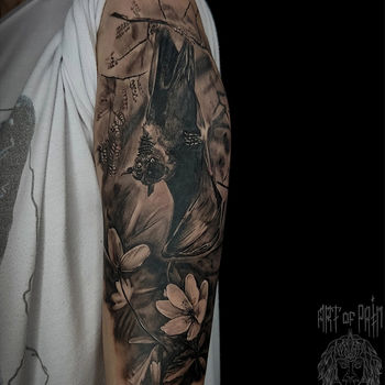 Татуировка мужская реализм на плече летучая лисица