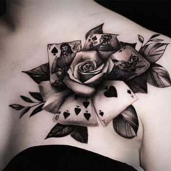 Татуировка женская чикано на ключице роза и карты