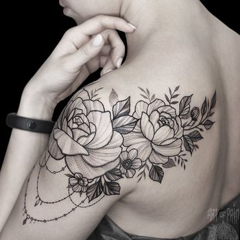 Татуировка женская графика на плече цветы и украшение