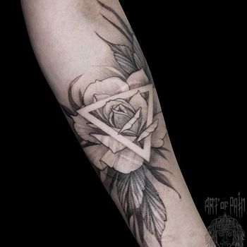 Татуировка женская графика на руке роза и треугольник