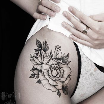 Татуировка женская графика на бедре три розы
