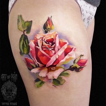 Татуировка женская реализм на бедре роза с капелькой росы