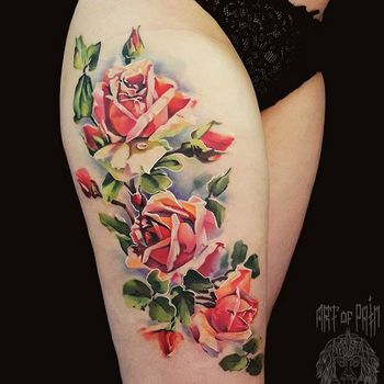 Татуировка женская реализм на бедре бутоны роз