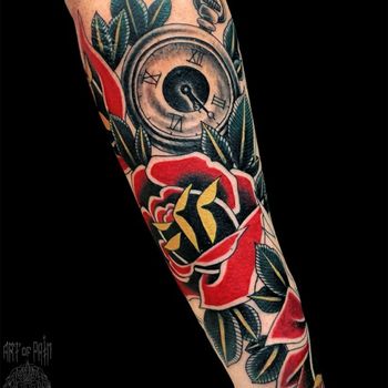Татуировка мужская олд скул на предплечье розы и часы