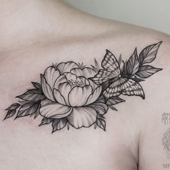 Татуировка женская графика на ключице цветок с бабочкой
