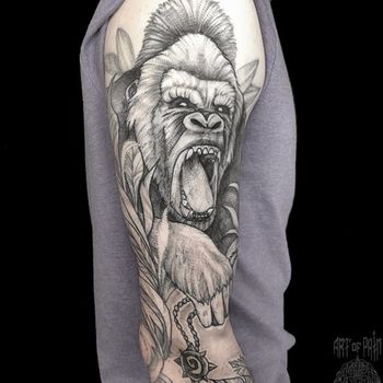 Татуировка мужская графика на руке горилла