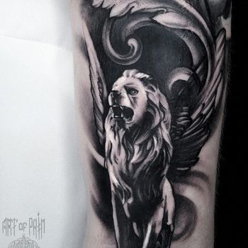 Татуировка женская black&grey на предплечье лев