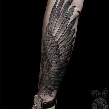 Татуировка мужская реализм на предплечье крыло