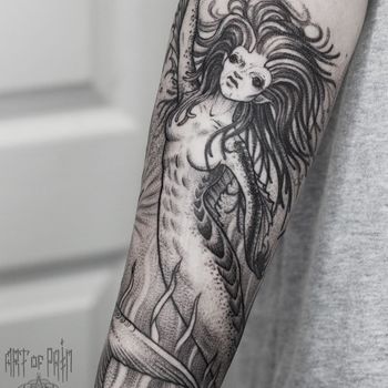 Татуировка женская графика на предплечье русалка