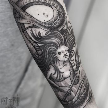 Татуировка женская графика на предплечье русалка с трезубцем