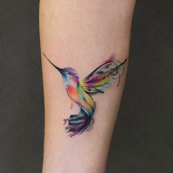 Татуировка женская акварель на предплечье колибри