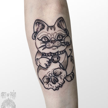 Татуировка женская графика на предплечье котик
