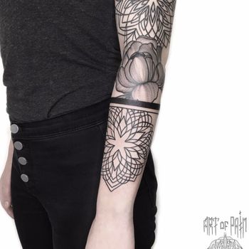 Татуировка женская графика на руке орнамент