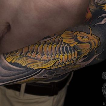 Татуировка мужская япония на предплечье желтый карп