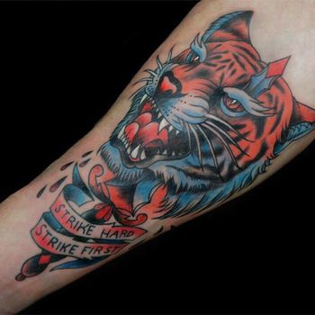 Татуировка мужская нью-скул на предплечье тигр