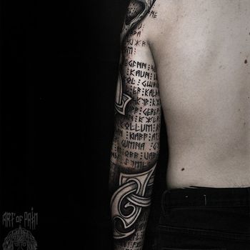 Татуировка мужская графика тату-рукав руны