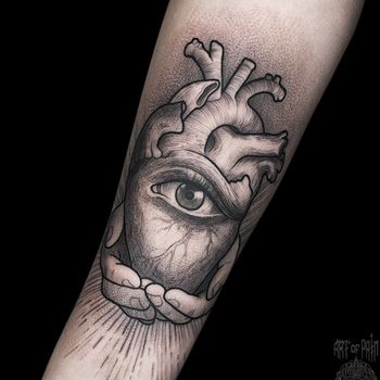 Татуировка женская графика на предплечье сердце в руках