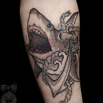 Татуировка мужская графика на предплечье акула и якорь