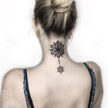 Татуировка женская графика на спине и шее узор