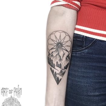 Татуировка женская графика на предплечье пейзаж и колесо