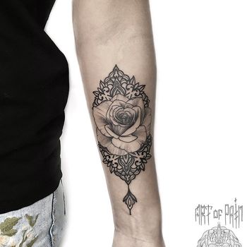Татуировка женская графика на предплечье роза и орнамент
