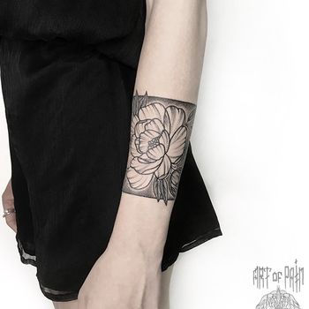 Татуировка женская графика на руке 