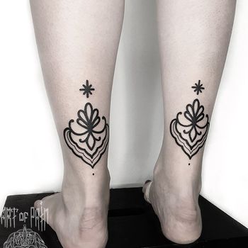Татуировка женская орнаментал на щиколотках узор