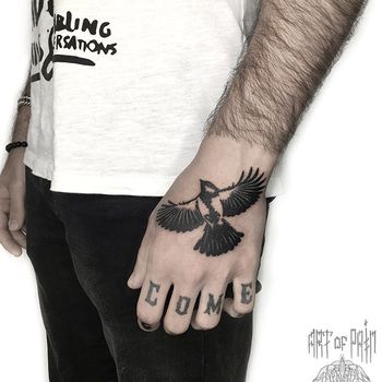 Татуировка мужская black&grey на кисти синица