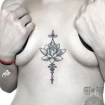 Татуировка женская графика на груди лотос и узор