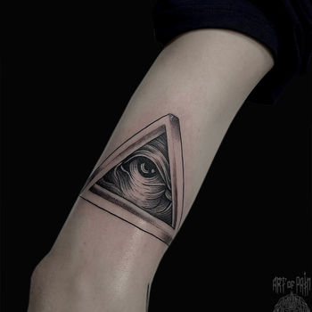 Татуировка женская графика на руке Масонский глаз