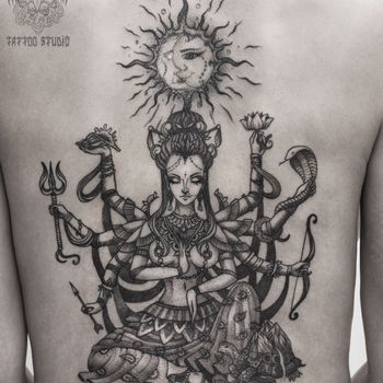 Татуировка женская графика на спине богиня