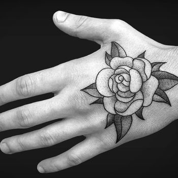Татуировка мужская графика на кисти роза