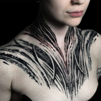 Татуировка женская графика на груди, шее и плечах узор