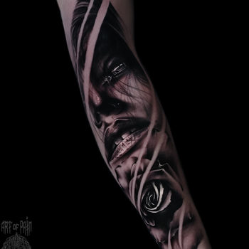 Татуировка женская реализм на руке девушка и роза
