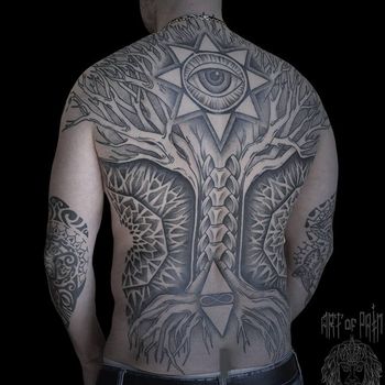Татуировка мужская графика на спине дерево, орнамент, глаз