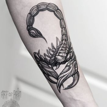 Татуировка мужская графика на предплечье насекомое - скорпион