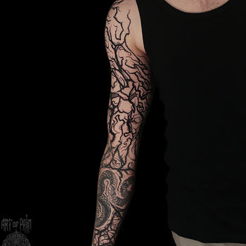Татуировка мужская графика тату рукав ветки и глаз