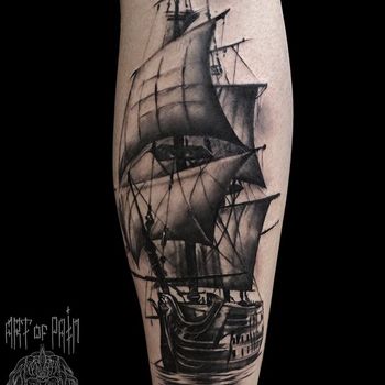 Татуировка мужская реализм на голени корабль