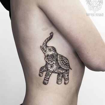 Татуировка женская графика на боку слон