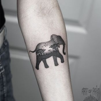 Татуировка женская графика на предплечье слон