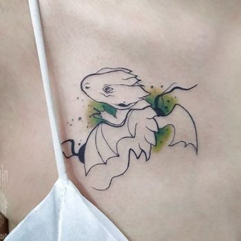 Татуировка женская графика на груди дракончик