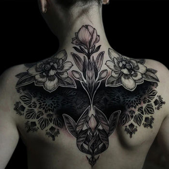 Татуировка женская орнаментал на спине мандалы и цветы