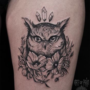 Татуировка женская black&grey на бедре сова