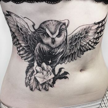 Татуировка женская графика на боку сова Hedwig