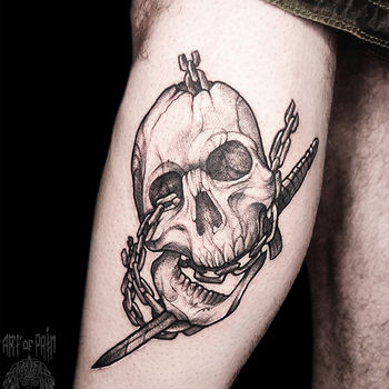 Татуировка мужская графика на бедре череп