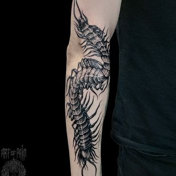Татуировка мужская графика на руке мукаде