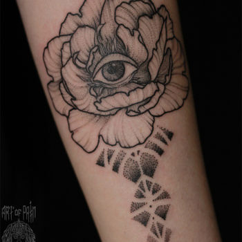 Татуировка женская графика на предплечье цветок и глаз